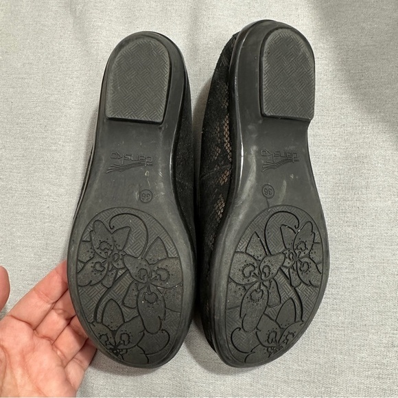 Sz. 36 Dansko Olivia black/gold snake print loafers, comfort, walking, slip-on - Picture 5 of 13